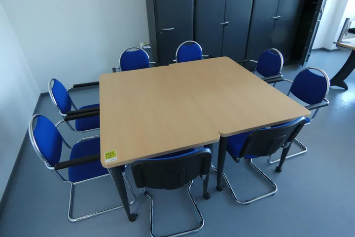 2x Tisch mit 8x Besucherstuhl Maße in cm ca. 140 x 79